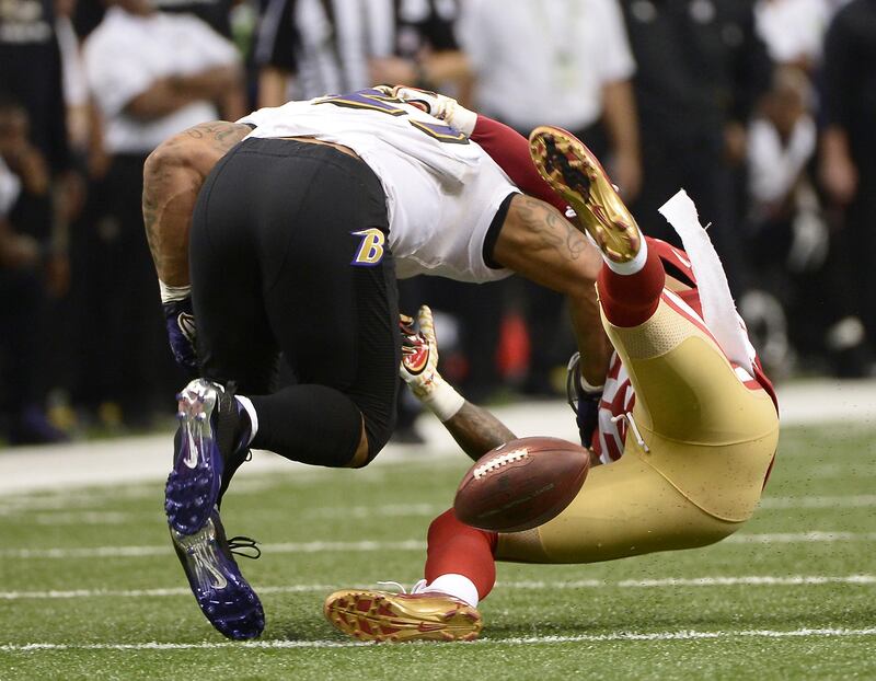 epa03567673 Baltimore Ravens running back Ray Rice (L) fumbles the ball after making contact with San Francisco 49ers cornerback Tarell Brown (R) during the second half of Super Bowl XLVII between the Baltimore Ravens and the San Francisco 49ers in New Orleans, Louisiana, USA, 03 February 2013.  EPA/TANNEN MAURY *** Local Caption ***  03567673.jpg