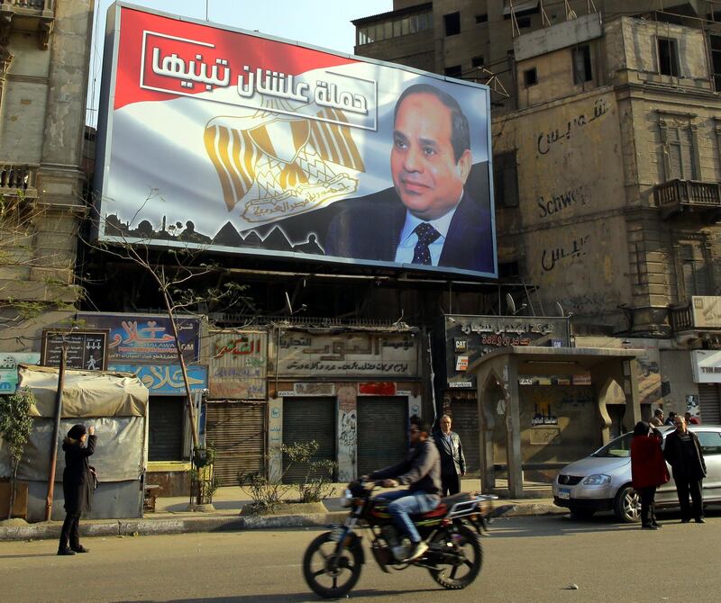 epa06481689 Egyptians walk underneath an election campaign poster erected by supporters of Egyptian President Abdel Fattah al-Sisi, in Cairo, Egypt, 28 January 2018. Egypt will hold the Presidential elections on the period between 16 to 18 March and 26 to 28 March for Egyptian abroad and locally respectively  EPA/KHALED ELFIQI