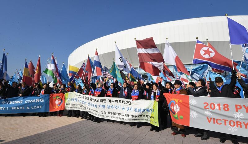 epa06439964 South Korean Christian supporters of the 2018 PyeongChang Winter Olympics hold the national flag of North Korea (2-R) and other participating countries during a rally in front of the Gangneung Ice Arena, the venue for short track and figure skating, in the eastern port of Gangneung, South Korea, 15 January 2018.  EPA/YONHAP SOUTH KOREA OUT