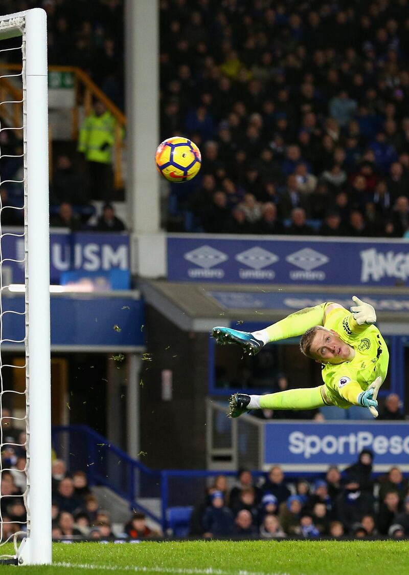 Everton's Jordan Pickford watches a shot from Manchester United's Juan Mata hit the post.  Jan Kruger / Getty Images