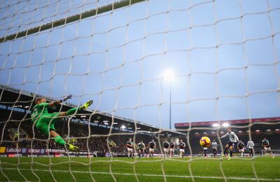 BURNLEY, ENGLAND - DECEMBER 26:  Gylfi Sigurdsson of Everton scores his team's third goal from a penalty past Joe Hart of Burnley during the Premier League match between Burnley FC and Everton FC at Turf Moor on December 26, 2018 in Burnley, United Kingdom.  (Photo by Bryn Lennon/Getty Images)