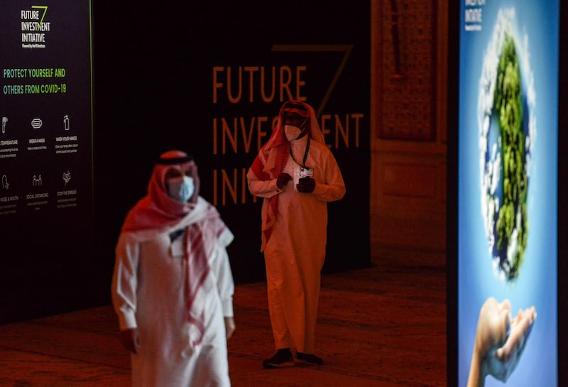 Delegates walk during the fourth edition of the Future Investment Initiative (FII) conference at the capital Riyadh's Ritz-Carlton hotel on January 27, 2021. Saudi Arabia opened a two-day Davos-style investment forum, with dozens of global policy makers and business tycoons lined up to speak at the largely virtual event amid the coronavirus pandemic. Only 200 of around 8,000 registered delegates attended in-person, while around 100 speakers are set to participate virtually with 50 present physically. Previous summits drew thousands of Wall Street titans and global policymakers. / AFP / FAYEZ NURELDINE
