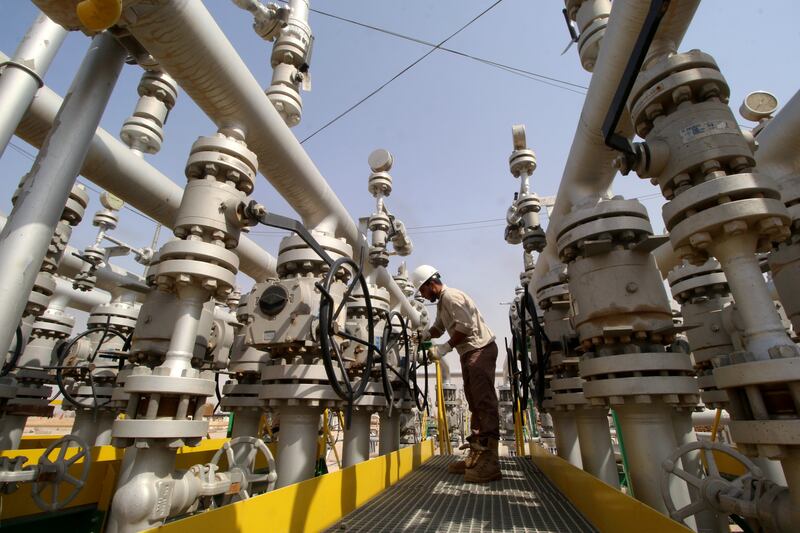 FILE PHOTO: A worker adjusts a valve of an oil pipe in Zubair oilfield in Basra, Iraq July 20, 2017. REUTERS/Essam Al-Sudani/File Photo