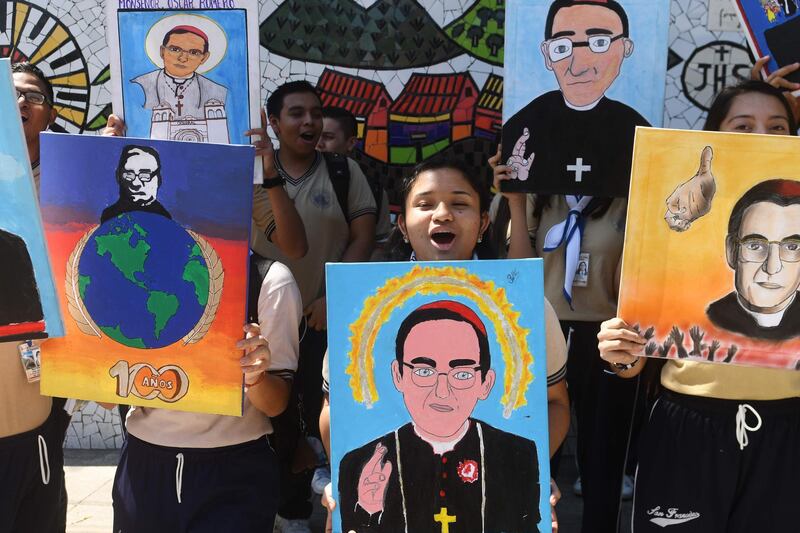 Catholic faithfuls celebrate the announcement that Pope Francis signed decrees allowing the canonization of Pope Paul VI (1963-1978) and Salvadoran Archbishop Oscar Arnulfo Romero, in San Salvador on March 7, 2017.
Pope Paul VI, who oversaw sweeping reforms of the Catholic Church in the 1960s, will be made a saint along with Salvadoran archbishop Romero who was shot dead while celebrating mass, the Vatican said on Wednesday. Pope Francis signed decrees giving the go-ahead for the honours on the basis of miracles attributed to each candidate. / AFP PHOTO / Marvin RECINOS