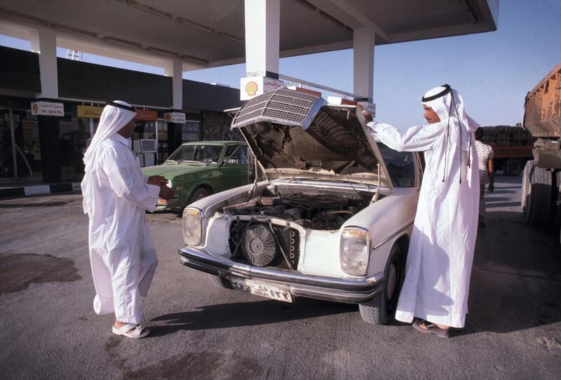 Station service, en octobre 1977, à Dubaï, Emirats Arabes Unis. (Photo by François LOCHON/Gamma-Rapho via Getty Images)