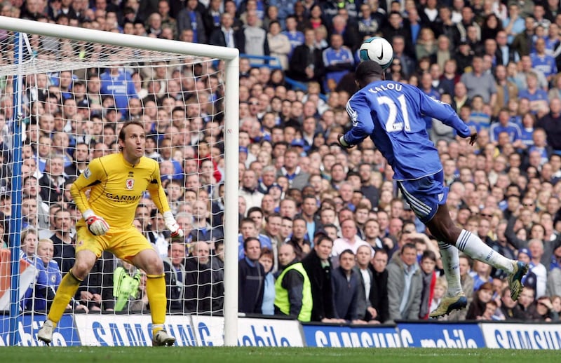 The header of Salomon Kalou (R) of Chelsea is saved by Mark Schwarzer of Middlesbrough during a Barclays Premiership football game at Stamford Bridge against Middlesbrough in London on March 30, 2008. Ricardo Carvalho kept Chelsea hot on Manchester United's heels as his first goal of the season clinched a 1-0 win over Middlesbrough.       AFP PHOTO/IAN KINGTON
Mobile and website use of domestic English football pictures are subject to obtaining a Photographic End User Licence from Football DataCo Ltd Tel : +44 (0) 207 864 9121 or e-mail accreditations@football-dataco.com - applies to Premier and Football League matches. (Photo by IAN KINGTON / AFP)