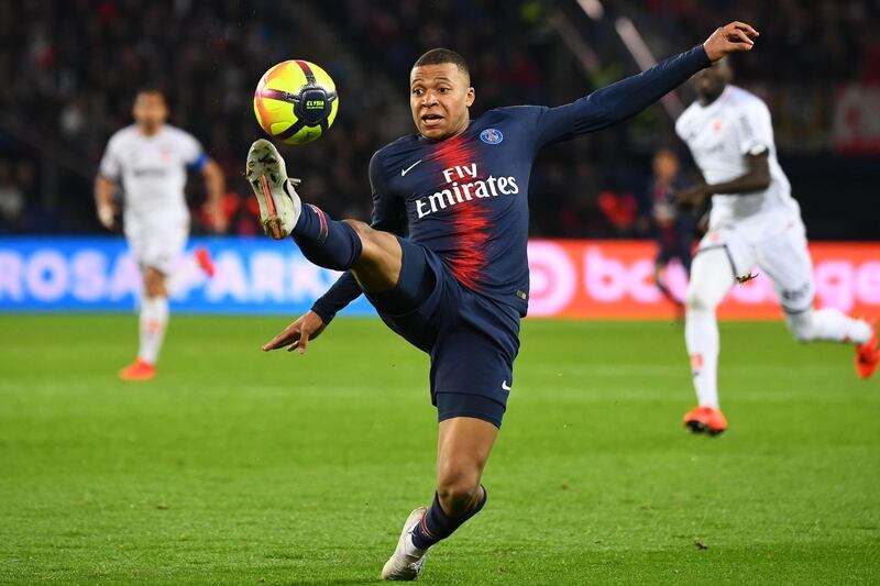 TOPSHOT - Paris Saint-Germain's French forward Kylian Mbappe controls the ball during the French L1 football match between Paris Saint-Germain (PSG) and Dijon at the Parc des Princes stadium in Paris on May 18, 2019.   / AFP / FRANCK FIFE
