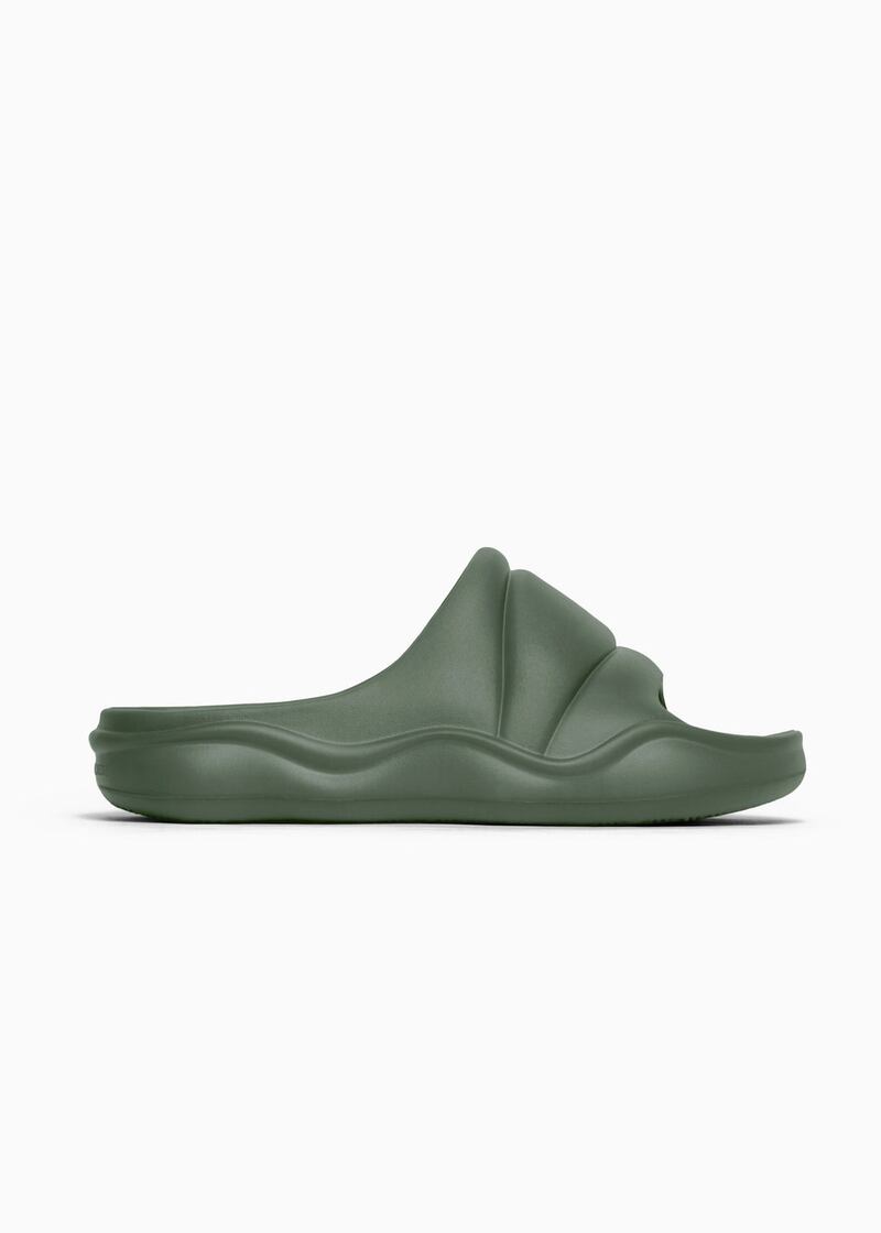 One of the colours of the new FiftyMade slides is khaki green. 