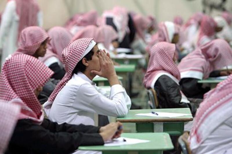 Secondary school students sit for an exam in a government school in Riyadh February 7, 2009. Tens of thousands of Saudi students from elementary, middle and high schools have started their one-week mid-term exams. REUTERS/Fahad Shadeed (SAUDI ARABIA) *** Local Caption ***  AMM102_SAUDI_0207_11.JPG