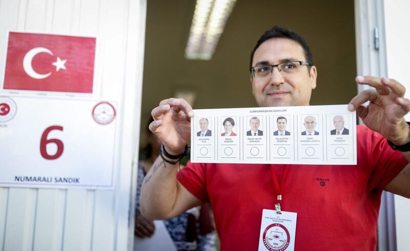 An election worker shows a ballot paper in front of a polling station at the Turkish consulate general in Berlin, where eligible Turks living in Germany can cast their ballots for Turkey's presidential elections as of now, June 7, 2018. Turkish President Recep Tayyip Erdogan is facing an unexpectedly tight contest in this month's Turkish elections, with opponents showing a new-found unity and his charismatic main rival building campaign momentum. - Germany OUT
 / AFP / dpa / Kay Nietfeld
