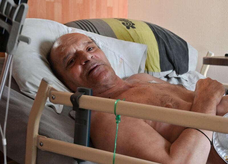 (FILES) In this file photo taken on August 12, 2020 Alain Cocq, suffering from an orphan desease of the blood, rests on his medical bed in his flat in Dijon, northeastern France.   Cocq announced on September 4, 2020 that he had been refused by the French President in his request to help him die and that he will cease all treatment from this day on. "Because I am not above the law, I am not in a position to accede to your request", wrote the French President to him. Alain Cocq asks to receive the authorization from the medical profession to prescribe a barbiturate. "I am not asking for assisted suicide or euthanasia", he defends himself. "But an ultimate care. Because I am just trying to avoid inhuman suffering", which the Leonetti law currently does not allow regarding the end of life, according to him.  / AFP / PHILIPPE DESMAZES
