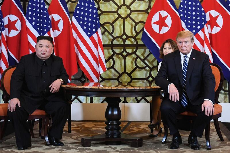 US President Donald Trump (R) and North Korea's leader Kim Jong Un hold a meeting during the second US-North Korea summit at the Sofitel Legend Metropole hotel in Hanoi on February 28, 2019. / AFP / Saul LOEB
