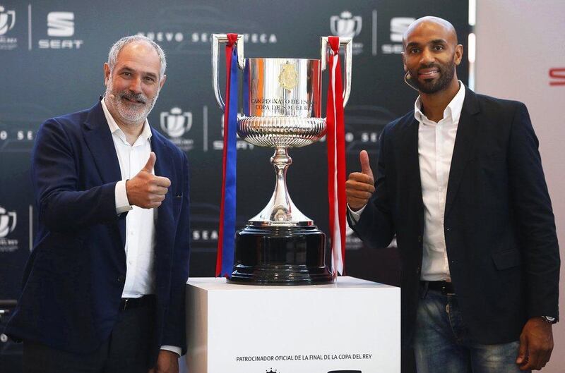 Former Barcelona goalkeeper and sports director Andoni Zubizarreta, left, and former Sevilla striker Frederic Kanoute pose with the Spanish King's Cup trophy on May 20, 2016. (EPA/JAVIER LIZON)