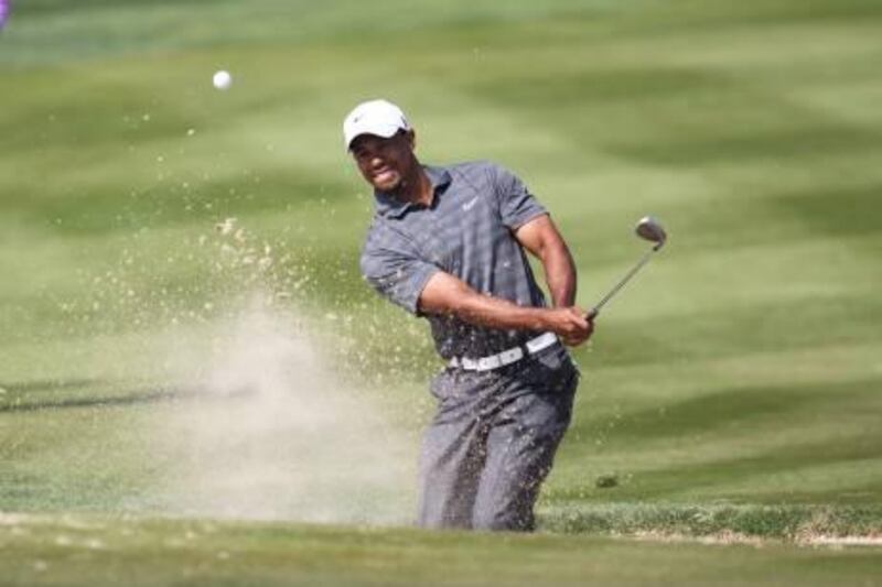 epa03083111 US golfer Tiger Woods hits a bunker shot during the third round of Abu Dhabi HSBC Golf Championship 2012 at Abu Dhabi Golf Club in Abu Dhabi, United Arab Emirates, 28 January 2012.  EPA/ALI HAIDER *** Local Caption ***  03083111.jpg