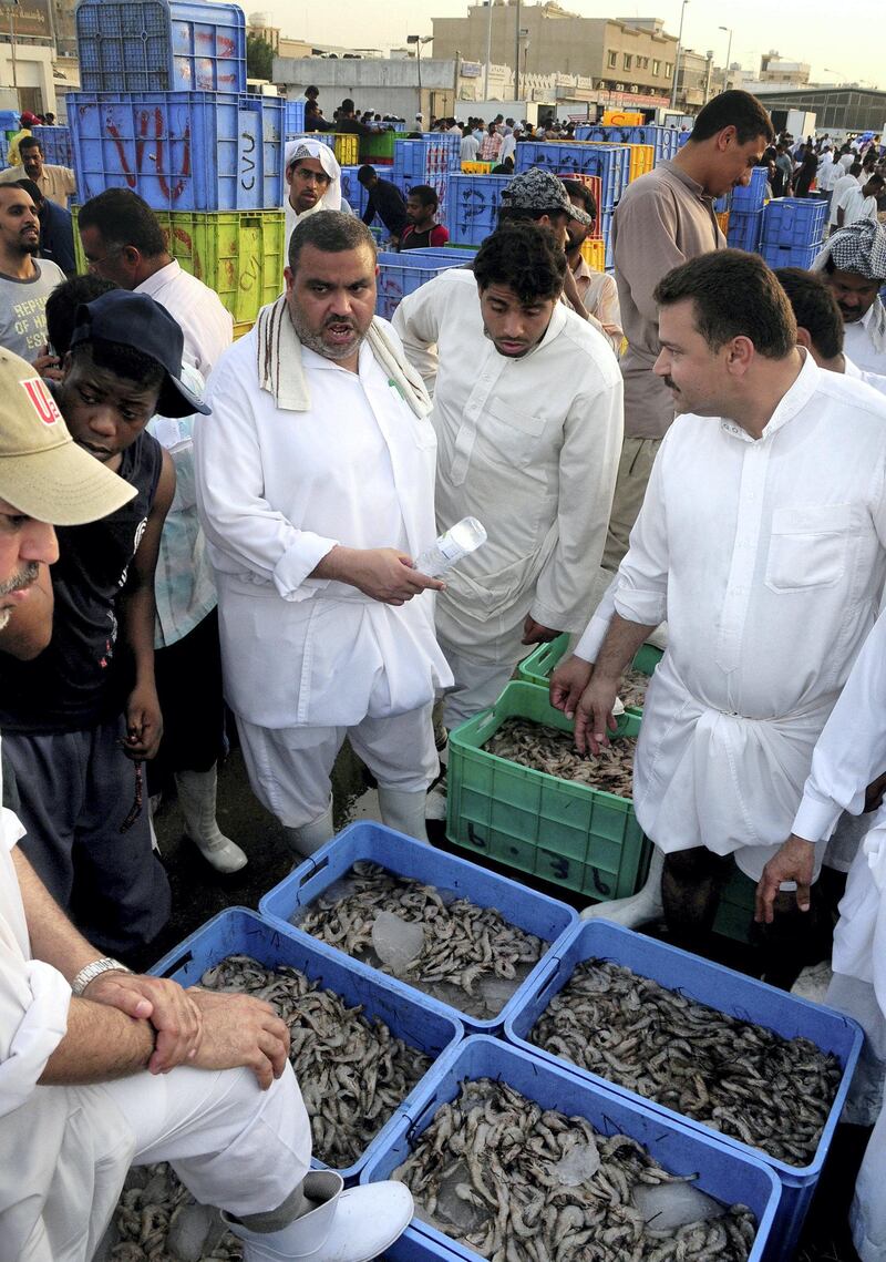 Saudi vendors sell shrimp at a seafood market in Dammam August 4, 2009.   REUTERS/Stringer   (SAUDI ARABIA SOCIETY ANIMALS)