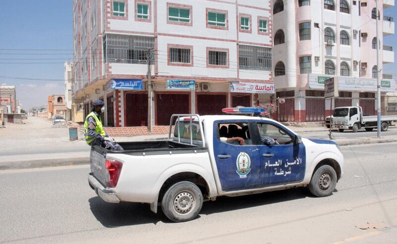 A police vehicle patrols a street during a curfew after the state's first case of coronavirus disease (COVID-19), was announced, in al-Sheher, Hadhramout province, Yemen April 10, 2020. REUTERS/Ibrahim al-Bakri