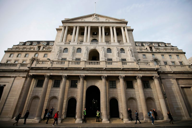 Pedestrians walk past the front of The Bank of England in the City of London on November 1, 2017.
The Bank of England, on guard against soaring Brexit-fuelled inflation, is on the precipice of lifting its key interest rate November 2 for the first time since 2007, according to analysts. / AFP PHOTO / Daniel LEAL-OLIVAS / TO GO WITH STORY BY ROLAND JACKSON