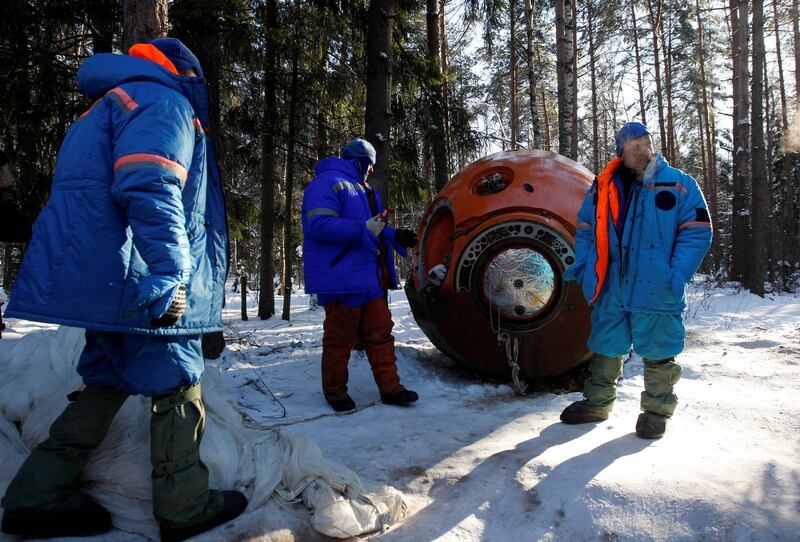 NASA astronaut Scott Kelly (R) and Russian cosmonauts Gennady Padalka (C) and Mikhail Korniyenko (L) take part in a survival training exercise at Star City outside Moscow January 31, 2014. The three man team is scheduled to blast off to the International Space Station in March 2015. REUTERS/Maxim Shemetov (RUSSIA - Tags: SCIENCE TECHNOLOGY TRANSPORT)