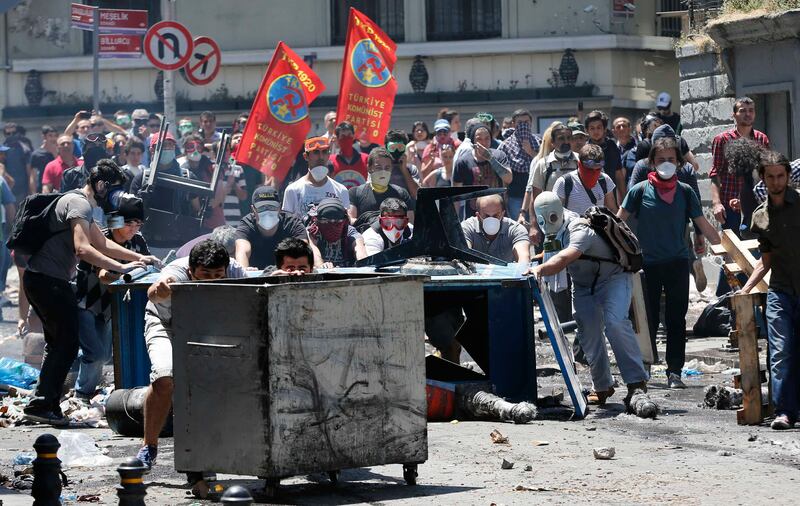 Demonstrators set up barricades as they clash with riot police during an anti-government protest at Taksim square in central Istanbul June 1, 2013. Turkish Prime Minister Tayyip Erdogan made a defiant call for an end to the fiercest anti-government demonstrations in years on Saturday, as thousands of protesters clashed with riot police in Istanbul and Ankara for a second day. REUTERS/Murad Sezer (TURKEY - Tags: POLITICS CIVIL UNREST)