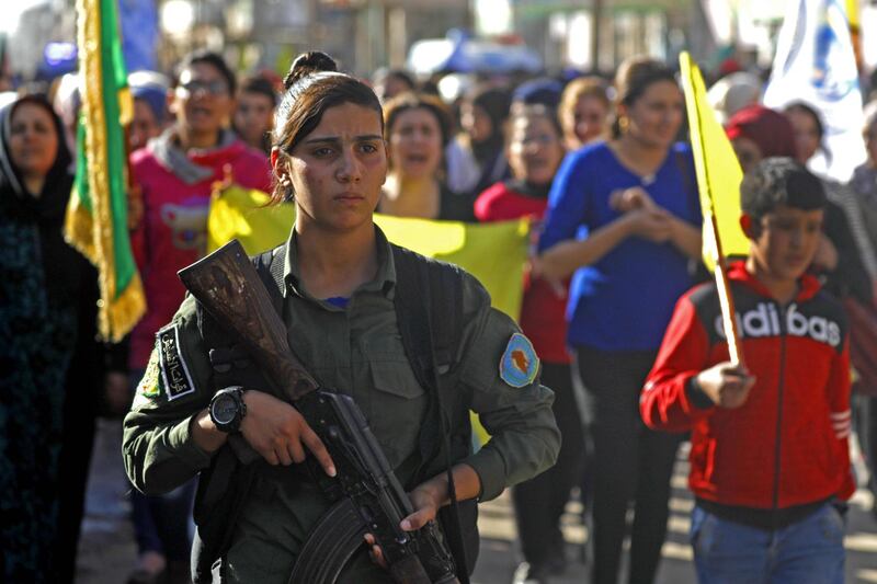 Syrian kurds demonstrate in Qamishli against Turkish shelling of Kurdish militia posts in northern Syria, on October 31, 2018. A Kurdish-led force backed by the US-led coalition said on October 31 it was suspending operations against the Islamic State group after Turkish shelling of Kurdish militia posts in northern Syria. The Syrian Democratic Forces, joint Arab-Kurdish units led by the Kurds, announced a "temporary halt" to its operation launched in eastern Syria on September 10 while condemning the "provocations" of Turkey. / AFP / Delil SOULEIMAN
