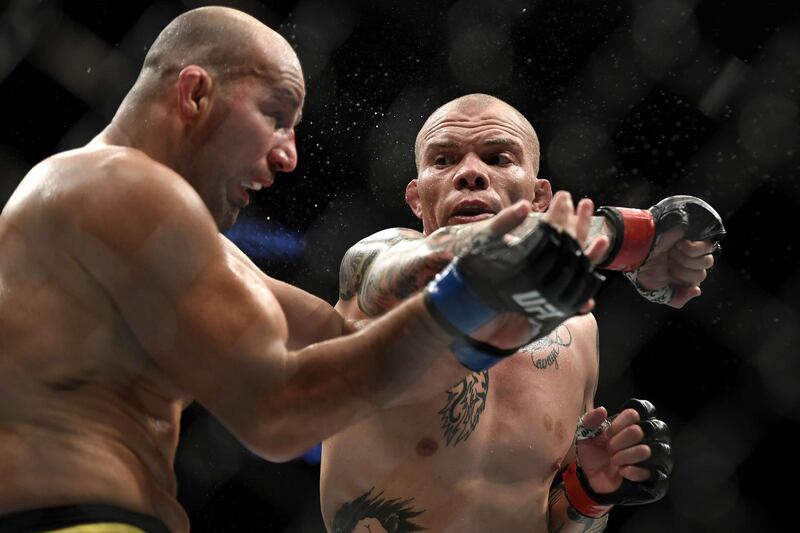 Anthony Smith (R) was easily beaten by Glover Teixeira. AFP