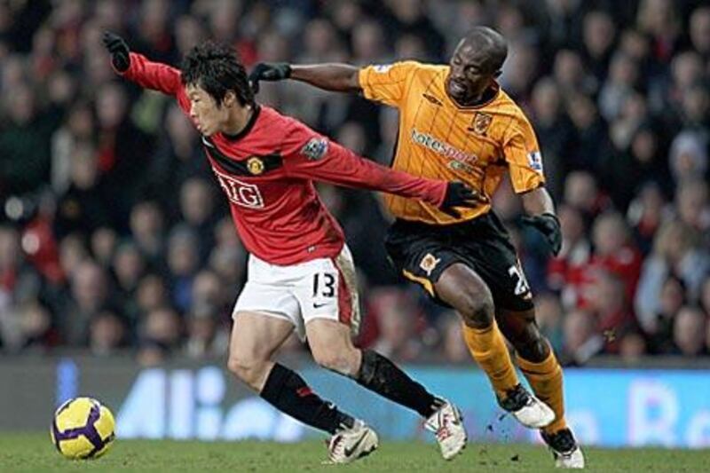 George Boateng, right, fights for the ball with Manchester United?s Ji-Sung Park.