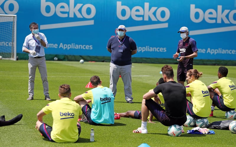 Barcelona President Josep Maria Bartomeu talks to players next to Head Coach Quique Setien (R) and CEO Oscar Grau (2nd L) during a training session at Ciutat Esportiva Joan Gamper. Getty Images