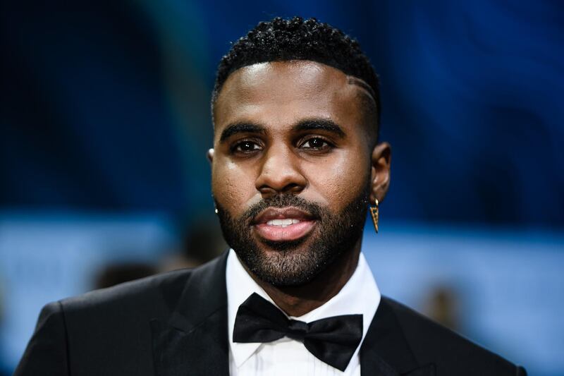 epaselect epa07152176 US musician Jason Derulo arrives for the GQ Men of the Year 2018 awards show in Berlin, Germany, 08 November 2018. The international monthly men's magazine GQ presents the award to personalities from the show and music businesses as well as society, sport, politics, culture and fashion.  EPA-EFE/CLEMENS BILAN