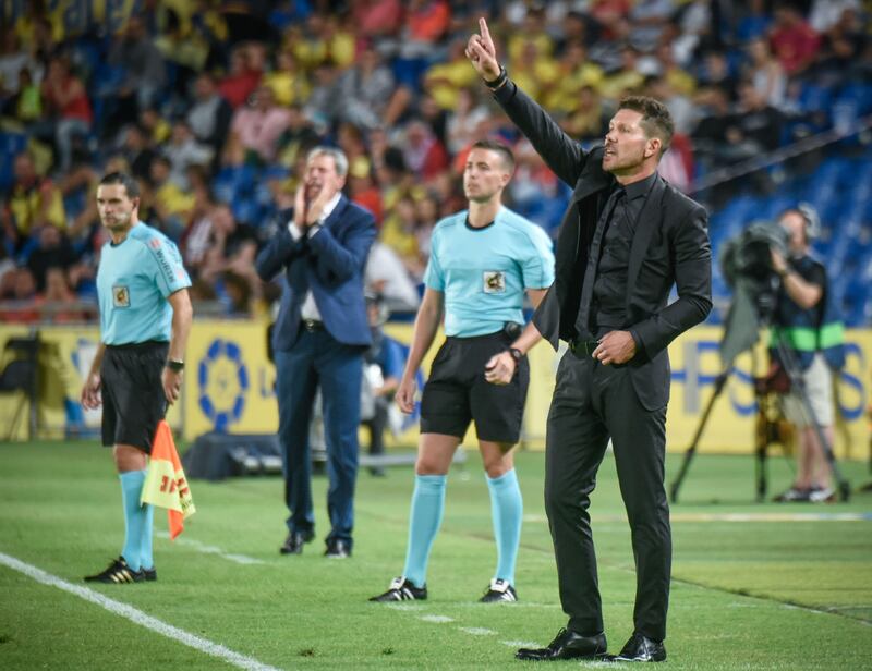 Atletico de Madrid's Argentinian coach Diego Simeone celebrates after his team scored their first goal during the Spanish league football match UD Las Palmas vs Club Atletico de Madrid at the Gran Canaria stadium in Las Palmas on August 25, 2017. / AFP PHOTO / DESIREE MARTIN