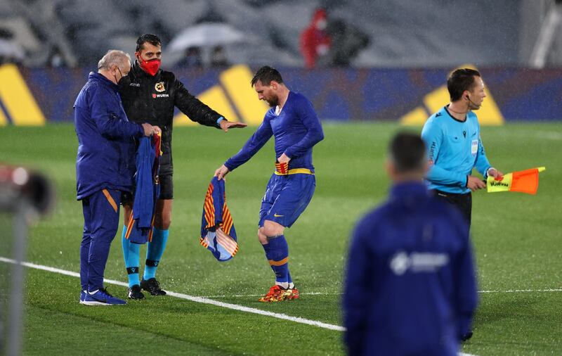 MADRID, SPAIN - APRIL 10: Lionel Messi of FC Barcelona changes his shirt during the La Liga Santander match between Real Madrid and FC Barcelona at Estadio Alfredo Di Stefano on April 10, 2021 in Madrid, Spain. Sporting stadiums around Spain remain under strict restrictions due to the Coronavirus Pandemic as Government social distancing laws prohibit fans inside venues resulting in games being played behind closed doors.  (Photo by Angel Martinez/Getty Images)