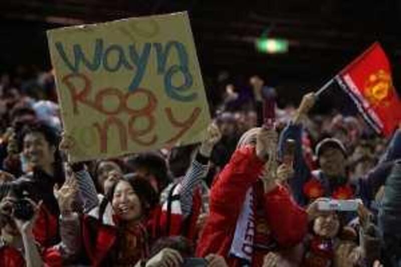 A Japanese woman shows a sign reading "Wayne Rooney" during an awarding ceremony for the Britain's Manchester United after their win over Ecuador's Liga Deportiva Universitaria de Quito at the FIFA Club World Cup in Yokohama, south of Tokyo, December 21, 2008. REUTERS/Yuriko Nakao (JAPAN)
Picture Supplied by Action Images *** Local Caption *** 2008-12-21T145033Z_01_YOK303_RTRIDSP_3_SOCCER-WORLD-CLUB.jpg