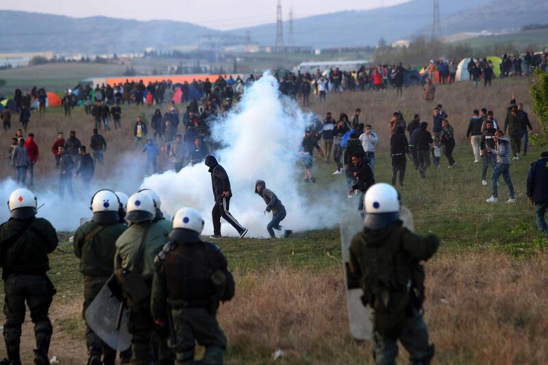 Riot police clashes with migrants outside of a refugee camp in Diavata, a west suburb of Thessaloniki on April 4, 2019. Hundreds of migrants and refugees gathered following anonymous social media calls to walk until the Northern borders of Greece to pass to Europe. / AFP / Sakis MITROLIDIS
