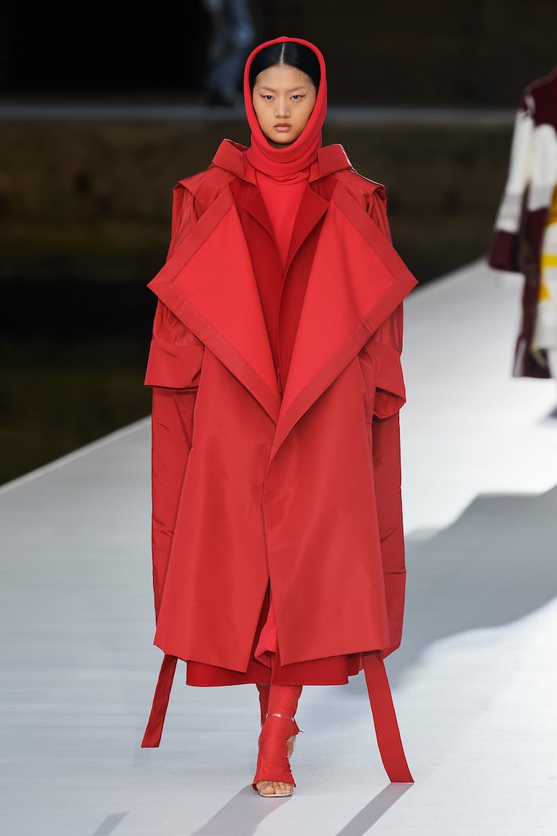 Mixing four shades of red at the Valentino autumn 2021 haute couture show