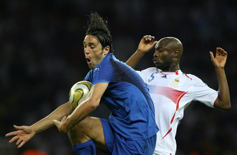 Italian forward Luca Toni fights for the ball with French defender William Gallas  during the World Cup 2006 final football match between Italy and France at Berlin’s Olympic Stadium, 09 July 2006.  AFP PHOTO/PATRICK HERTZOG / AFP PHOTO / PATRICK HERTZOG