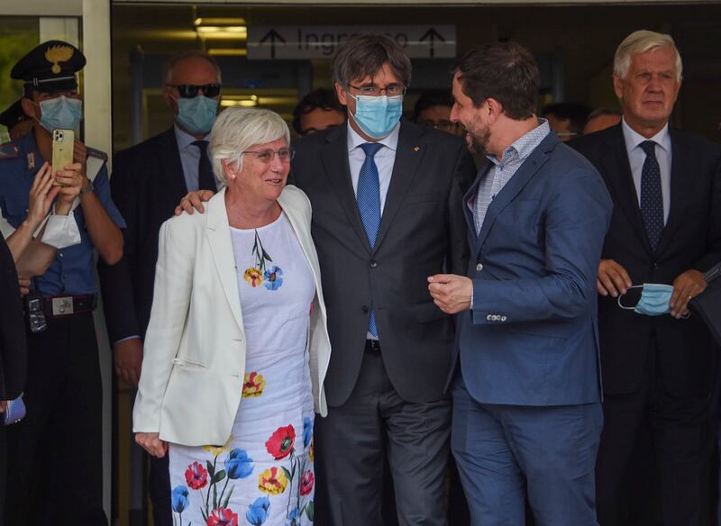 Catalan leader Carles Puigdemont, centre, flanked by European Parliament members Antoni Comin and Clara Ponsati, leaves a court in Sardinia on Monday. AP