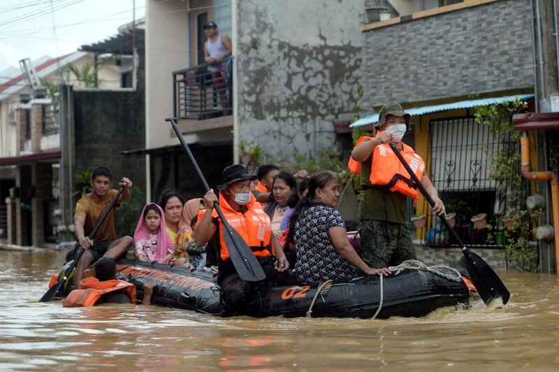 FILE PHOTO: Residents on a rescue boat are evacuated from their flooded houses following Typhoon Vamco, in Rizal Province, Philippines, November 12, 2020. REUTERS/Lisa Marie David/File Photo