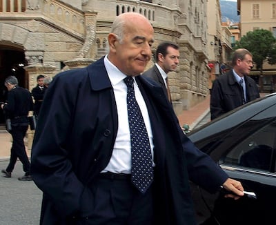 Joseph Safra (C), brother of billionaire banker Edmond Safra, leaves Monaco court, 02 December 2002 when is held the trial of US ex-green beret Ted Maher accused of killing his sibling. The public prosecutor for the wealthy principality urged the court, composed of three judges and three jury members, to find Maher, 44, guilty of arson leading to death and to jail him for 12 years. AFP PHOTO VANINA LUCCHESI (Photo by VANINA LUCCHESI / AFP)