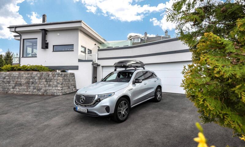 Mercedes-Benz EQC Grundträger; Mercedes-Benz Dachbox 450l;EQC 400 4x4, Stromverbrauch kombiniert: 20,8 - 19,7 kWh/100 km; CO2-Emissionen kombiniert: 0 g/km*

Mercedes-Benz EQC base roof carrier; Mercedes-Benz roof box, 450l;EQC 400 4x4, combined power consumption: 20.8 – 19.7 kWh/100 km; combined CO2 emissions: 0 g/km*