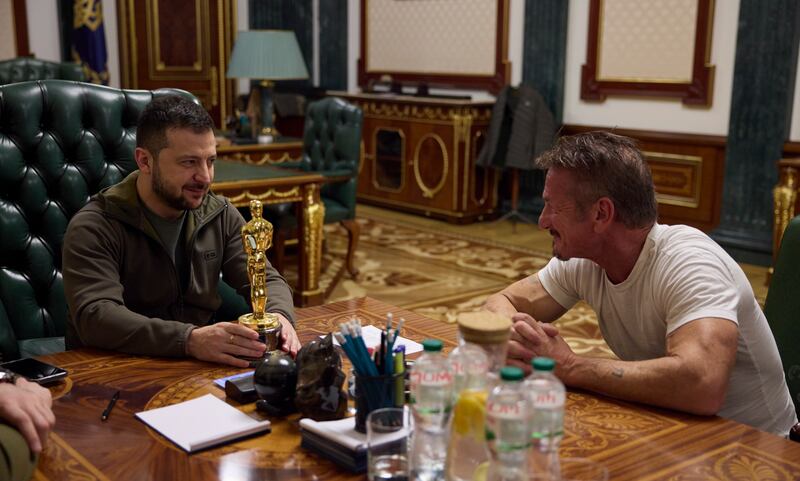 Actor Sean Penn gives an Oscar statuette to Ukrainian President Volodymyr Zelenskyy. EPA