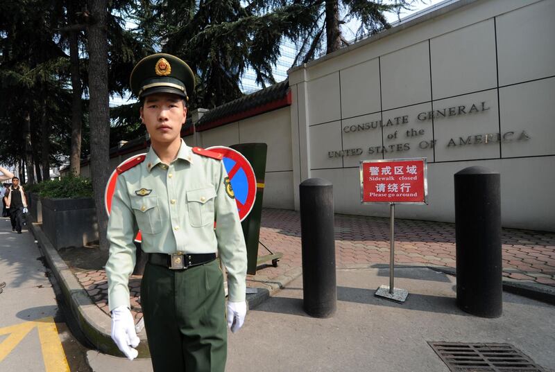 (FILES) This file photo taken on September 17, 2012 shows a Chinese paramilitary policeman standing guard at the entrance of the US consulate in Chengdu, southwest China's Sichuan province. China said on July 24, 2020 it had revoked the license for the US consulate in the southwestern city of Chengdu, in retaliation for the closure of China's Houston consulate earlier this week. / AFP / GOH Chai Hin
