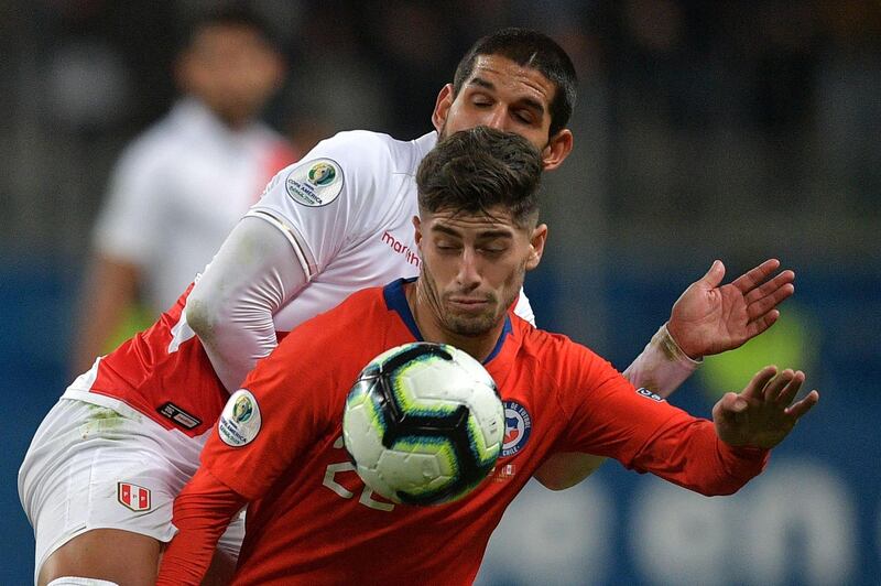 Peru's Luis Abram (L) and Chile's Angelo Sagal vie for the ball during their Copa America football tournament semi-final match at the Gremio Arena in Porto Alegre, Brazil, on July 3, 2019. / AFP / Carl DE SOUZA
