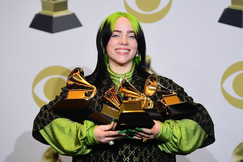 TOPSHOT - US singer-songwriter Billie Eilish poses in the press room with the awards for Album Of The Year, Record Of The Year, Best New Artist, Song Of The Year and Best Pop Vocal Album during the 62nd Annual Grammy Awards on January 26, 2020, in Los Angeles.  / AFP / FREDERIC J. BROWN
