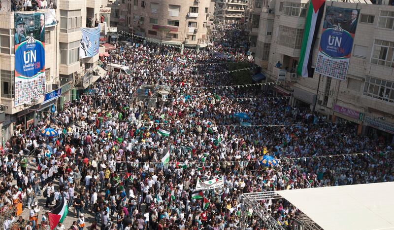 epa02927948 Palestinians take part in a rally in the West Bank town of Ramallah supporting Palestinian statehood, on 21 September 2011. Reports state on 21 September 2011 that Palestinian President Mahmud Abbas is preparing to submit a formal request for Palestine to become the 194th member of the United Nations despite opposition from Israeli and USA.  EPA/ATEF SAFADI *** Local Caption ***  02927948.jpg