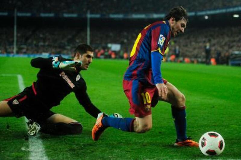 FC Barcelona's Lionel Messi from Argentina, right, duels for the ball against Athletic Bilbao's Gorka Iraizoz during a Spanish La Liga soccer match at the Camp Nou stadium in Barcelona, Spain, Sunday, Feb. 20, 2011. (AP Photo/Manu Fernandez) *** Local Caption ***  MF130_Spain_Soccer_La_Liga.jpg