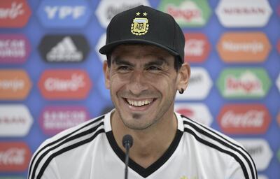 Argentina's goalkeeper Nahuel Guzman laughs during a press conference at the team's base camp in Bronnitsy, near Moscow on June 13, 2018 ahead of the Russia 2018 World Cup football tournament. / AFP / JUAN MABROMATA
