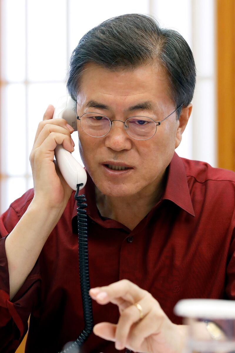 epa06209561 A handout photo made available by the South Korean Presidential Office shows South Korean President Moon Jae-in talking to his US counterpart Donald J. Trump in a telephone conversation at the presidential office Cheong Wa Dae (The Blue House) in Seoul, South Korea, 17 September 2017. Moon and Trump agreed to more thoroughly implement United Nations (UN) sanctions against North Korea.  EPA/SOUTH KOREAN PRESIDENTIAL OFFICE HANDOUT  SOUTH KOREA OUT HANDOUT EDITORIAL USE ONLY/NO SALES