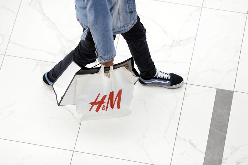 A shopper carries a Hennes & Mauritz AB (H&M) bag at the Easton Towncenter Mall in Columbus, Ohio, U.S., on Tuesday, Dec. 26, 2017. Americans displayed their buying bona fides in the final run-up to Christmas, turning out in force to produce what may be the best holiday shopping season in years. Photographer: Luke Sharrett/Bloomberg