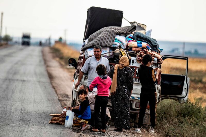 TOPSHOT - Syrian Kurdish and Arab families are pictured fleeing in the countryside of the town of Darbasiyah, on the border between Syria and Turkey, towards the town of Hassakeh on October 22, 2019. Syria's Kurds have withdrawn all their forces from a strip of land bordering Turkey in compliance with a US-brokered truce deal to stem a Turkish assault, a top Kurdish official said. "We have fully complied with the conditions of the ceasefire agreement," Redur Khalil told AFP just hours before a deadline. "We have withdrawn all our military and security forces from the area of military operations from Ras al-Ain in the east to Tal Abyad in the west," he said.
 / AFP / Delil SOULEIMAN
