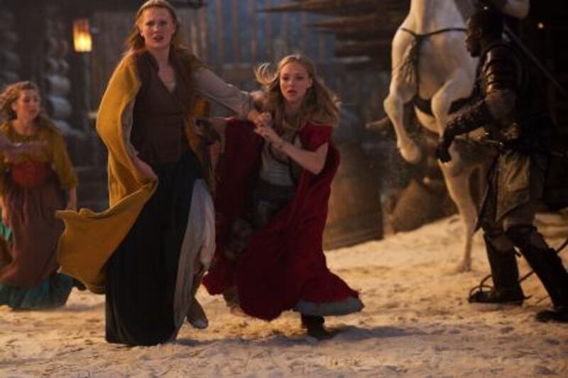 RRH-07373r
(L-r) SHAUNA KAIN as Roxanne and AMANDA SEYFRIED as Valerie in Warner Bros. Pictures' fantasy thriller "RED RIDING HOOD," a Warner Bros. Pictures release.
