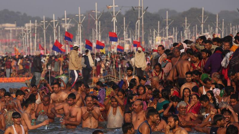 epa07285860 Indian people gather to take a 'shahi snans', or holy bath, at the Sangam river, the confluence of three of the holiest rivers in Hindu mythology, the Ganga, the Yamuna and the Saraswati, during Kumbh Mela festival in Allahabad, Uttar Pradesh, India, 15 January 2019. The Hindu festival is one of the biggest in India and will be held from 15 January to 04 March 2019 in Allahabad.  EPA/RAJAT GUPTA